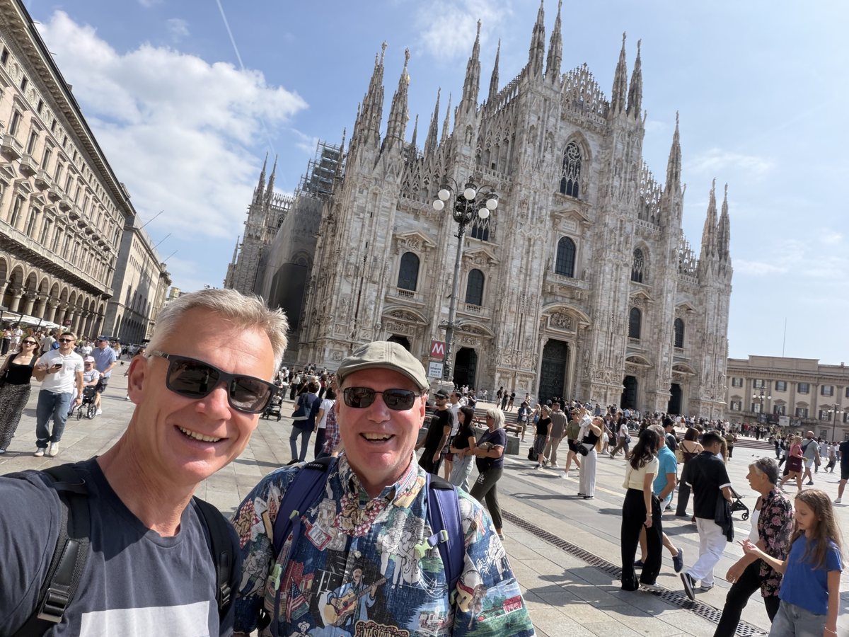 Julius og Agnar foran domkirken i Milano