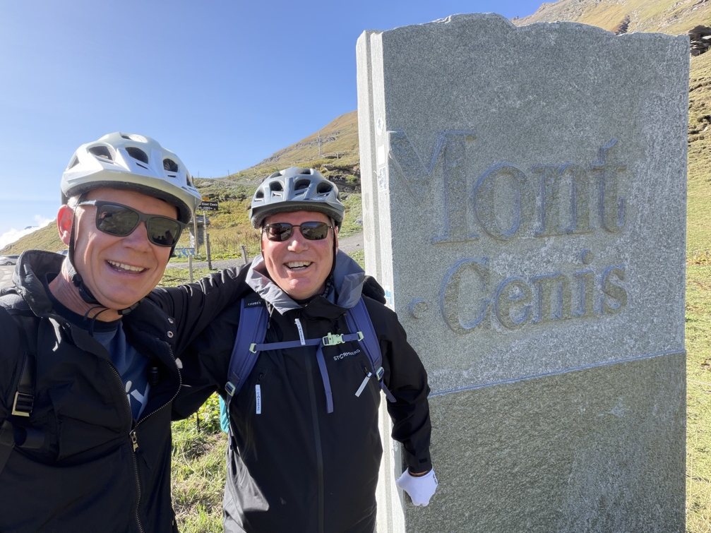 Julius og Agnar med sykkelhjelmer ved Mont Cenis-steinen