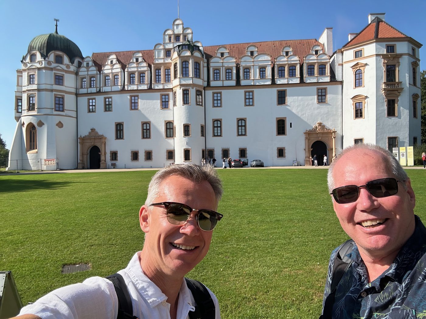 Julius og Agnar foran Celle slott